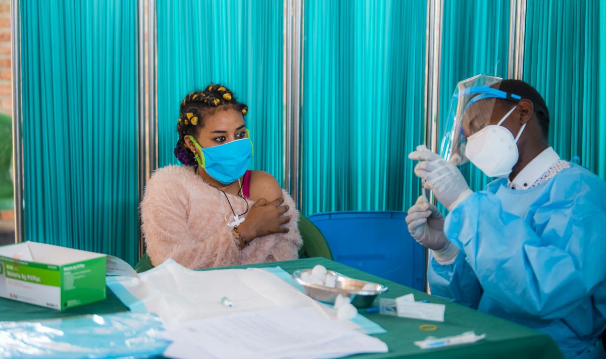 Rwanda : réfugiés et demandeurs d'asile reçoivent leurs premières doses de vaccin. © Plaisir Muzogeye
