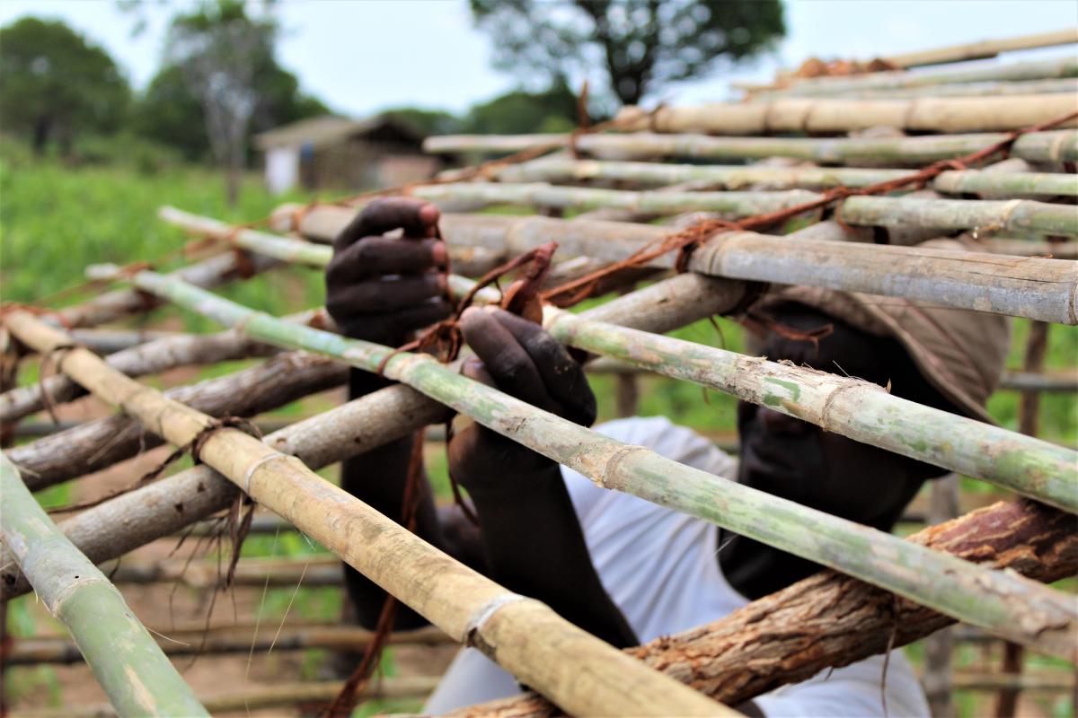 Les résidents du site de déplacés de Ntele unissent leurs forces pour construire des abris supplémentaires.©UNHCR/M Gray Pereira