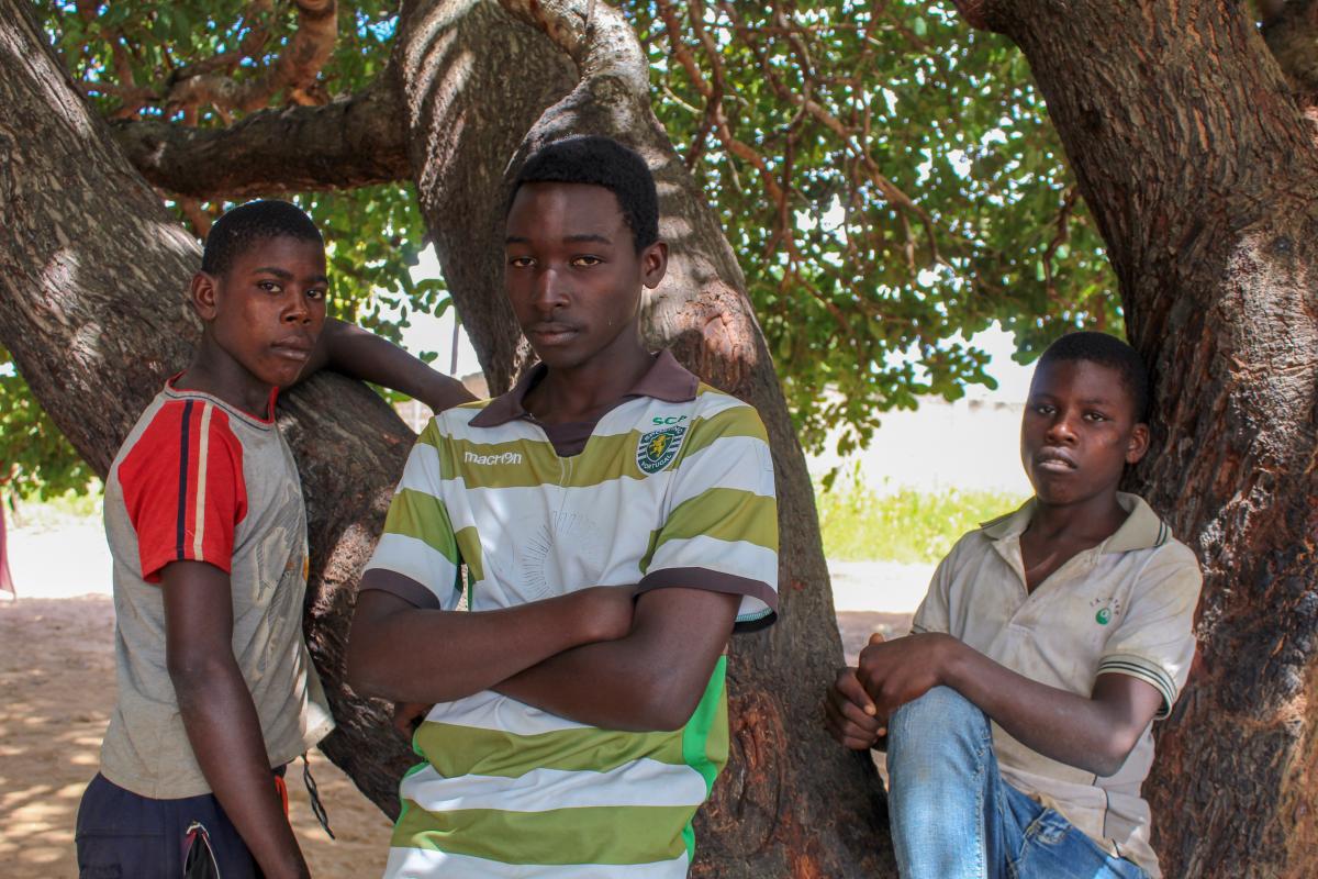 Abdala, Momad et Bakar, trois jeunes amis ayant dû fuir de chez eux. ©UNHCR/Martim Gray Pereira