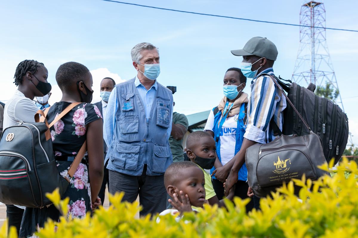 Filippo Grandi unterhält sich mit burundischen Flüchtlingen die sich für eine Rückkehr entschieden haben. ©UNHCR/Eugene Sibomana