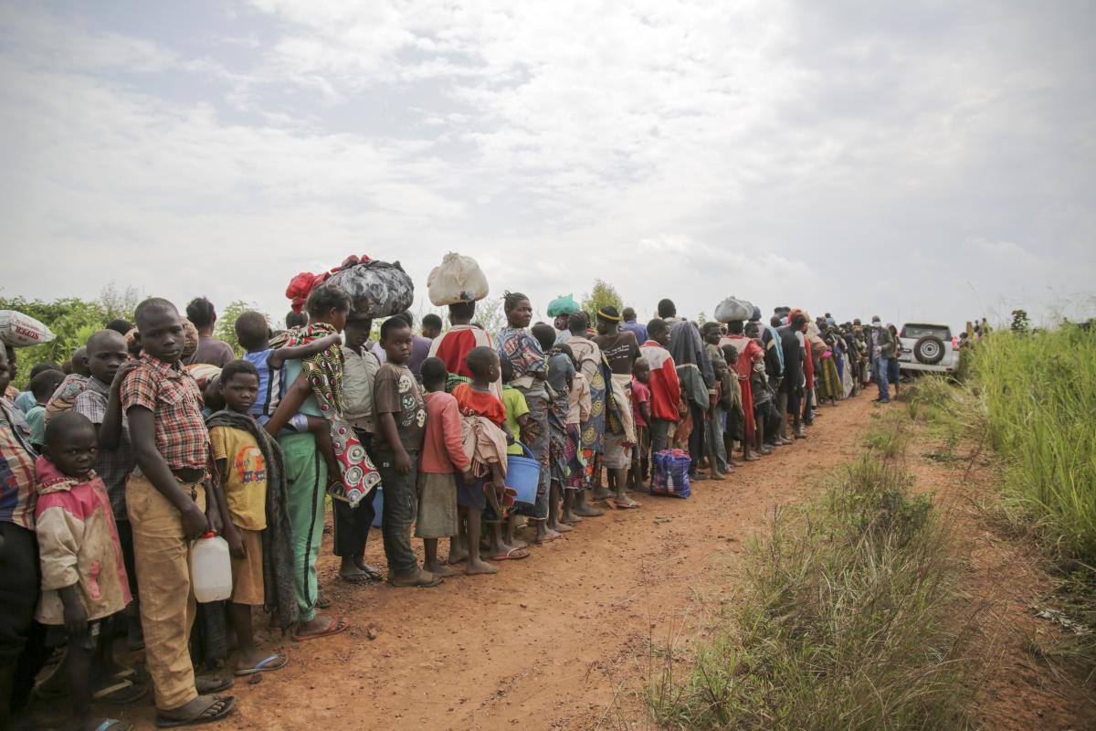 Des réfugiés fuyant la violence en DRC pour l'Ouganda font la queue pour leur enregistrement. © UNHCR/Rocco Nuri