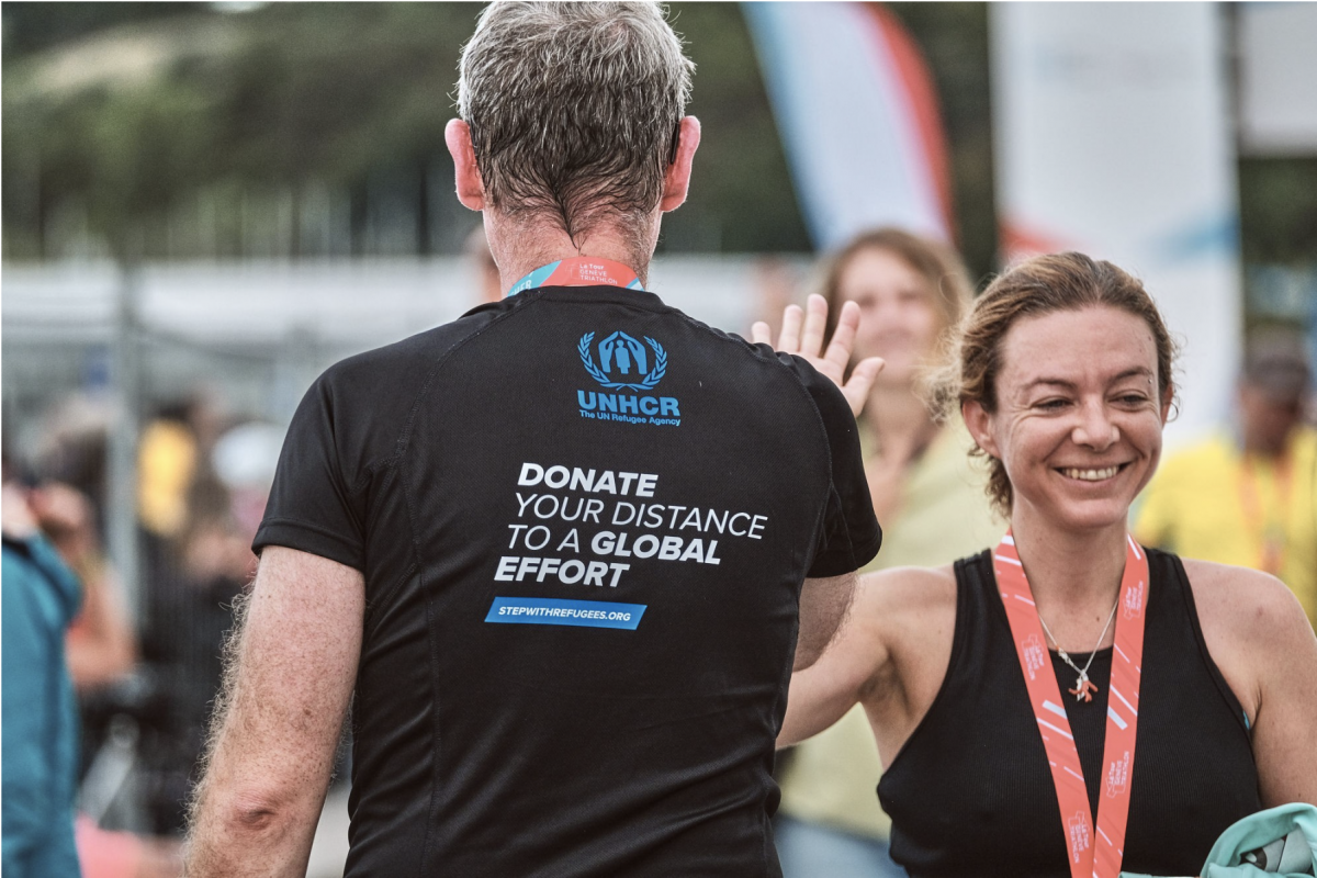 Des membres de l'équipe de Switzerland for UNHCR se retrouvent à la ligne d'arrivée après la course. © La Tour Genève Triathlon