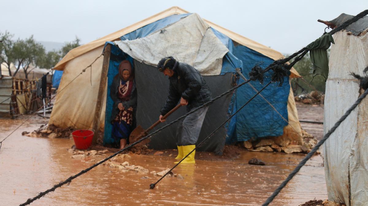 Schwere Regenfälle in der Nähe von Idlib haben die Zelte vieler Flüchtlinge überflutet.  ©UNHCR