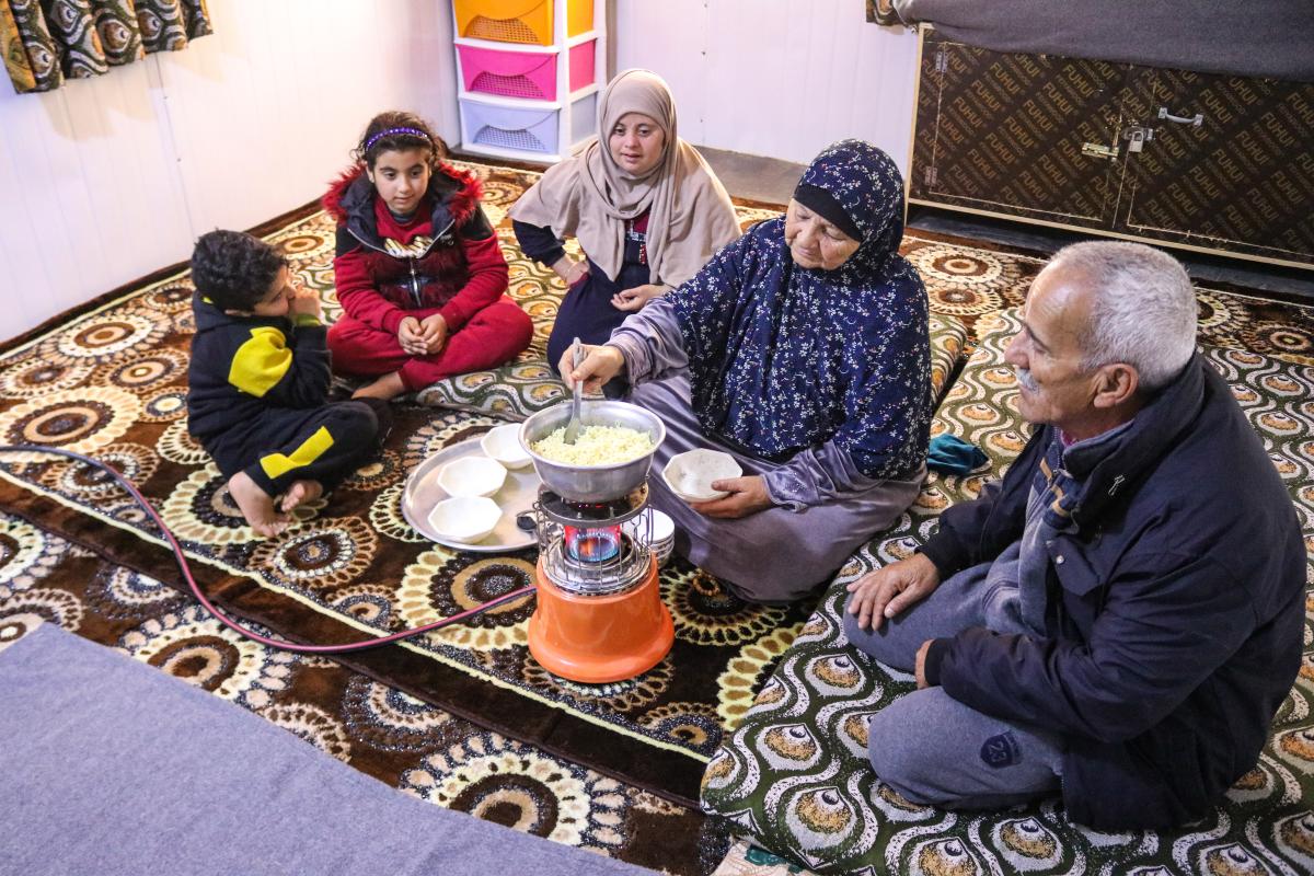 Die finanzielle Unterstützung half Um Ismael's gesamter Familie, den Winter zu überleben.  ©UNHCR/Yousef Alhariri