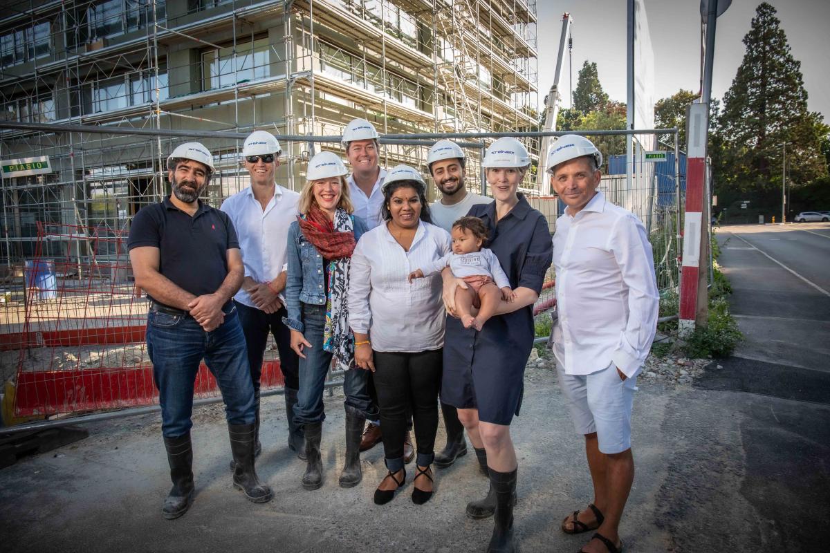 Mitglieder des Cuisine Lab-Teams vor dem Gebäude im Aufbau, in dem sich ihr Restaurant befinden wird. © Cuisine Lab