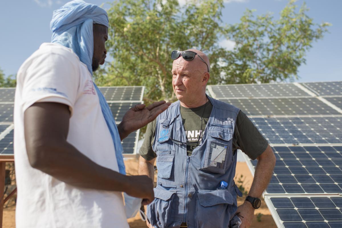 Andrew Harper lors d'une visite d'installation solaire au camp de Mbera, en Mauritanie. © UNHCR/Colin Delfosse