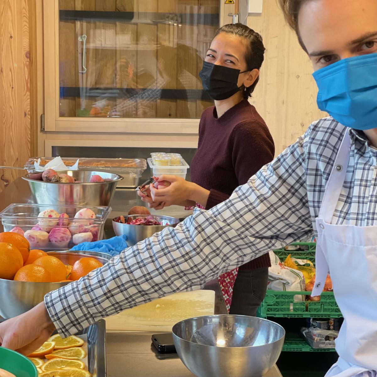 Die Küche von Alter Start Food ist der Ort der Essenszubereitung, aber auch ein Ort der Begegnung. ©Alter Start Food