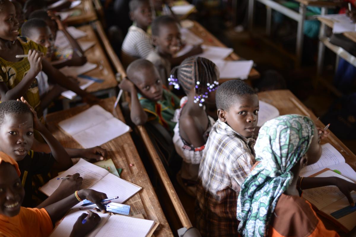 Eine Grundschule in Kaya (Burkina Faso) empfängt Kinder, die aus anderen Teilen des Landes geflohen sind.©UNHCR/Benjamin Loyseau