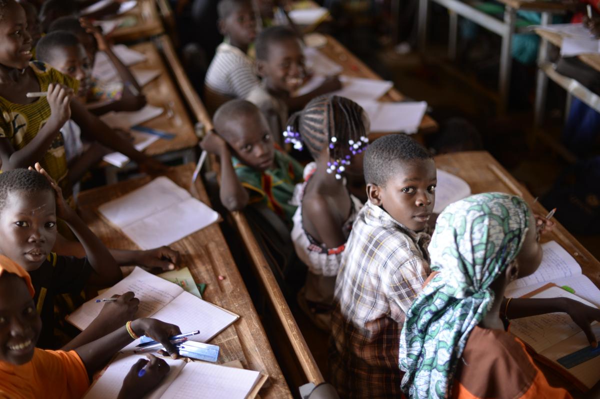 Une école primaire à Kaya (Burkina Faso) accueille des enfants qui ont fui d'autres régions du pays. © UNHCR/Benjamin Loyseau