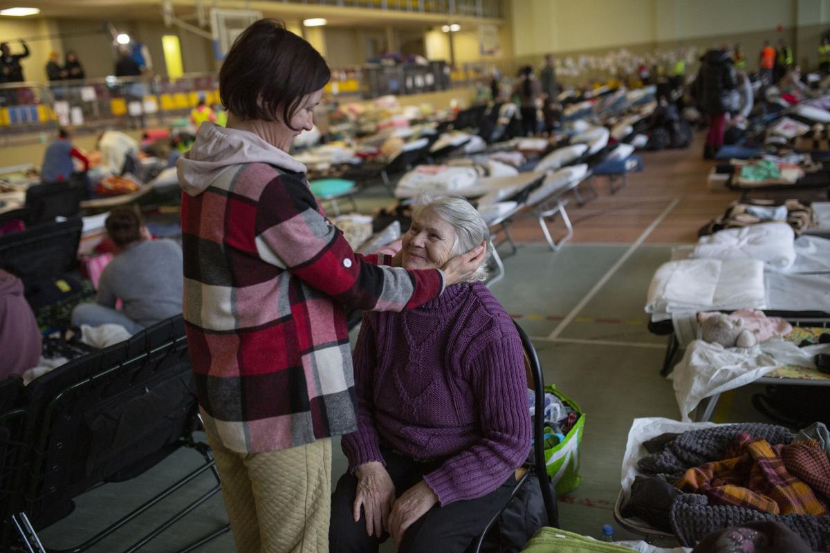 Natalya and her mother Yulia found refuge in Medyka’s reception center. © UNHCR/Valerio Muscella