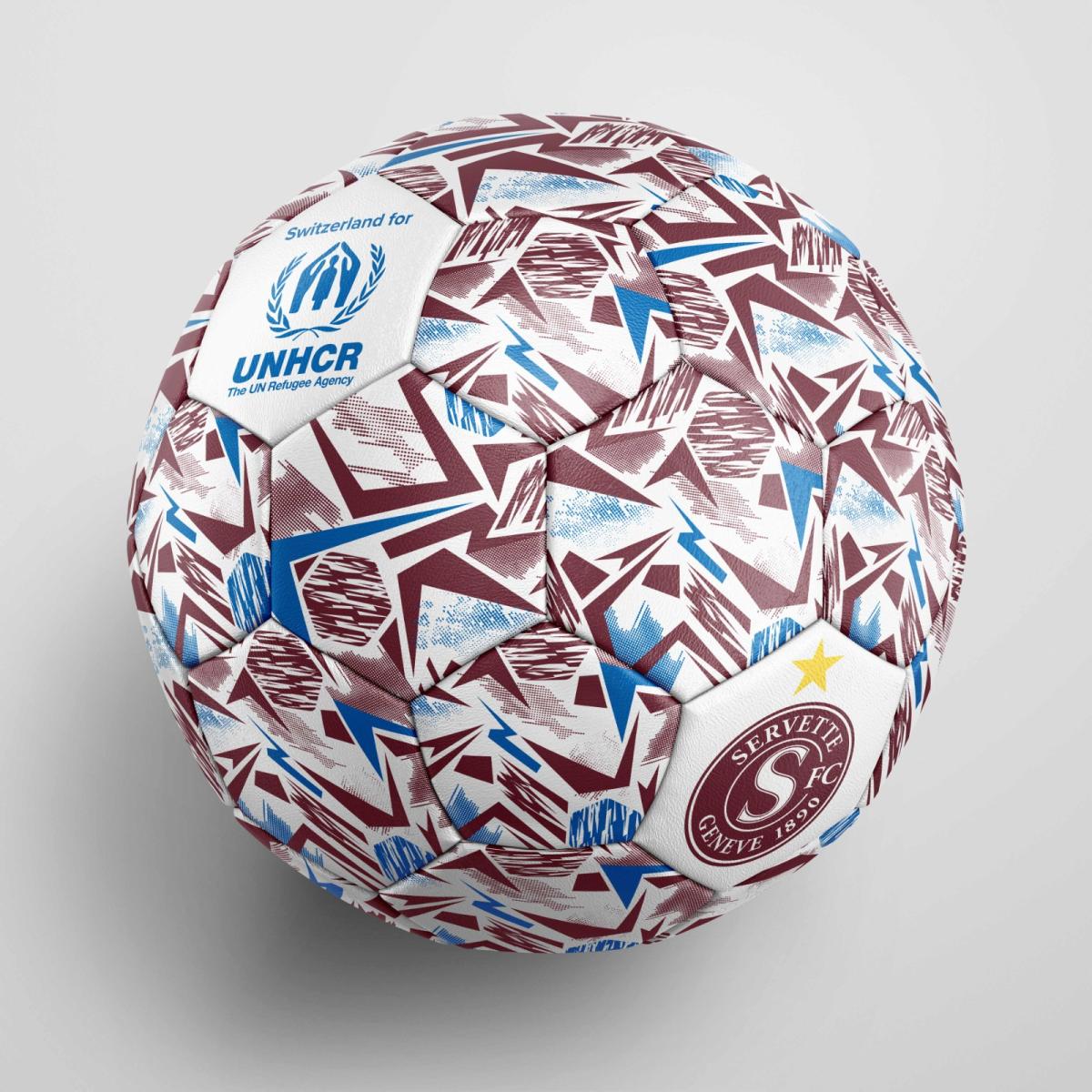 Die Einnahmen aus des Fussballverkaufs werden an UNHCR gespendet, um Menschen zu helfen, die in der Ukraine fliehen müssen.