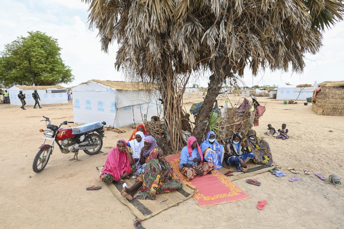 Le Haut Commissaire rencontre des familles déplacées par les affrontements liés au changement climatique.  © UNHCR/Colin Delfoss