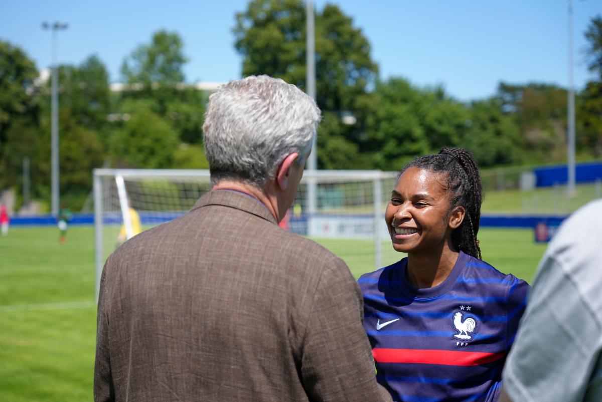 Filippo Grandi im Gespräch mit Laura Georges, Botschafterin der Mannschaft, die Frankreich repräsentiert. ©Switzerland for UNHCR