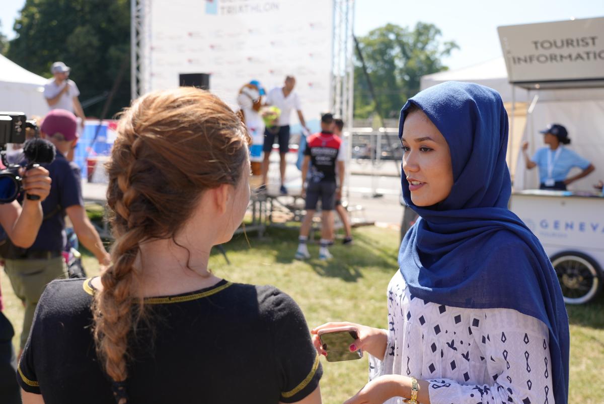 Masomah Ali Zada discussing with a staff member of Switzerland for UNHCR. ©Switzerland for UNHCR