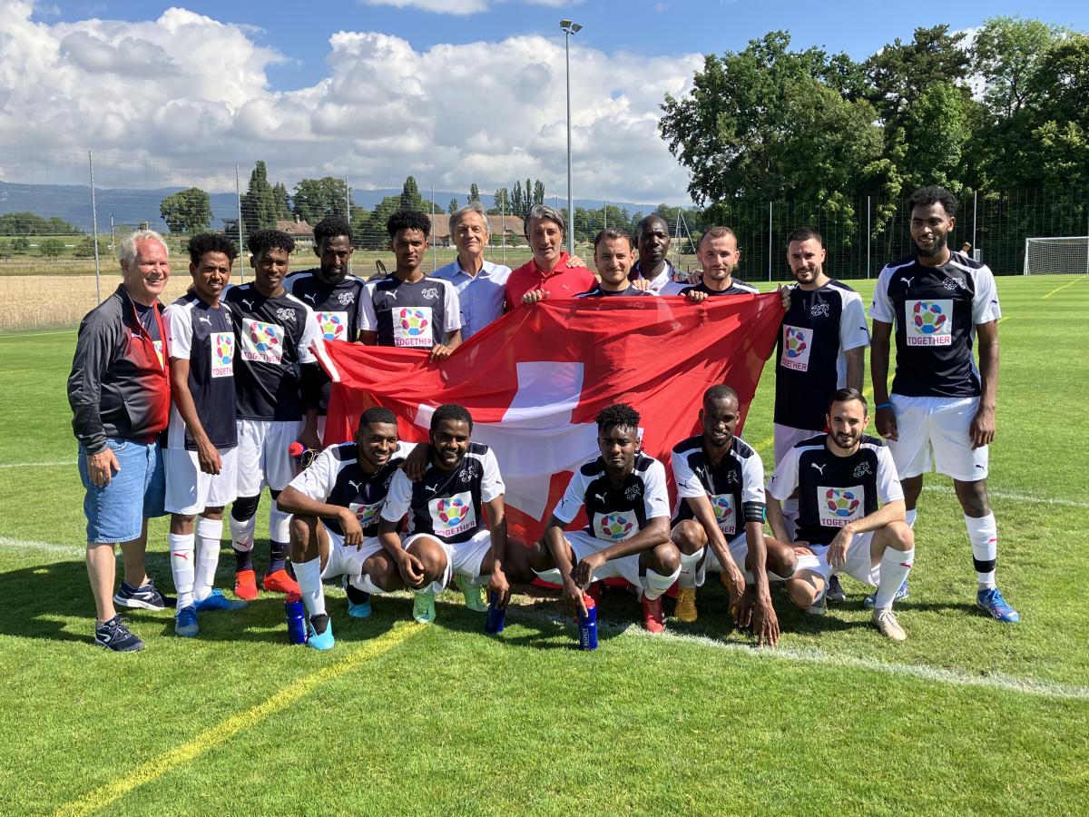 Murat Yakin and the team representing the Swiss Football Association. © Martin Riechlin/ UNHCR