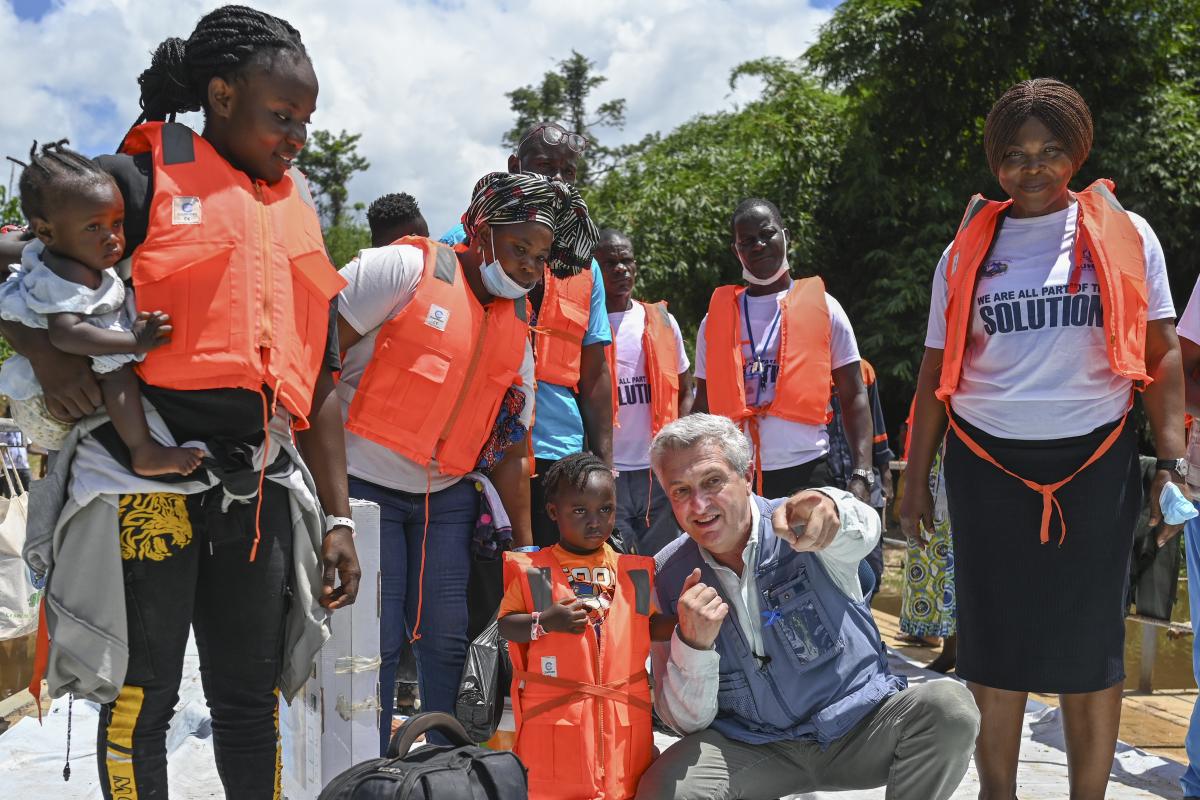 Filippo Grandi points towards Côte d'Ivoire: the girl will return for the first time. © UNHCR/Colin Delfosse