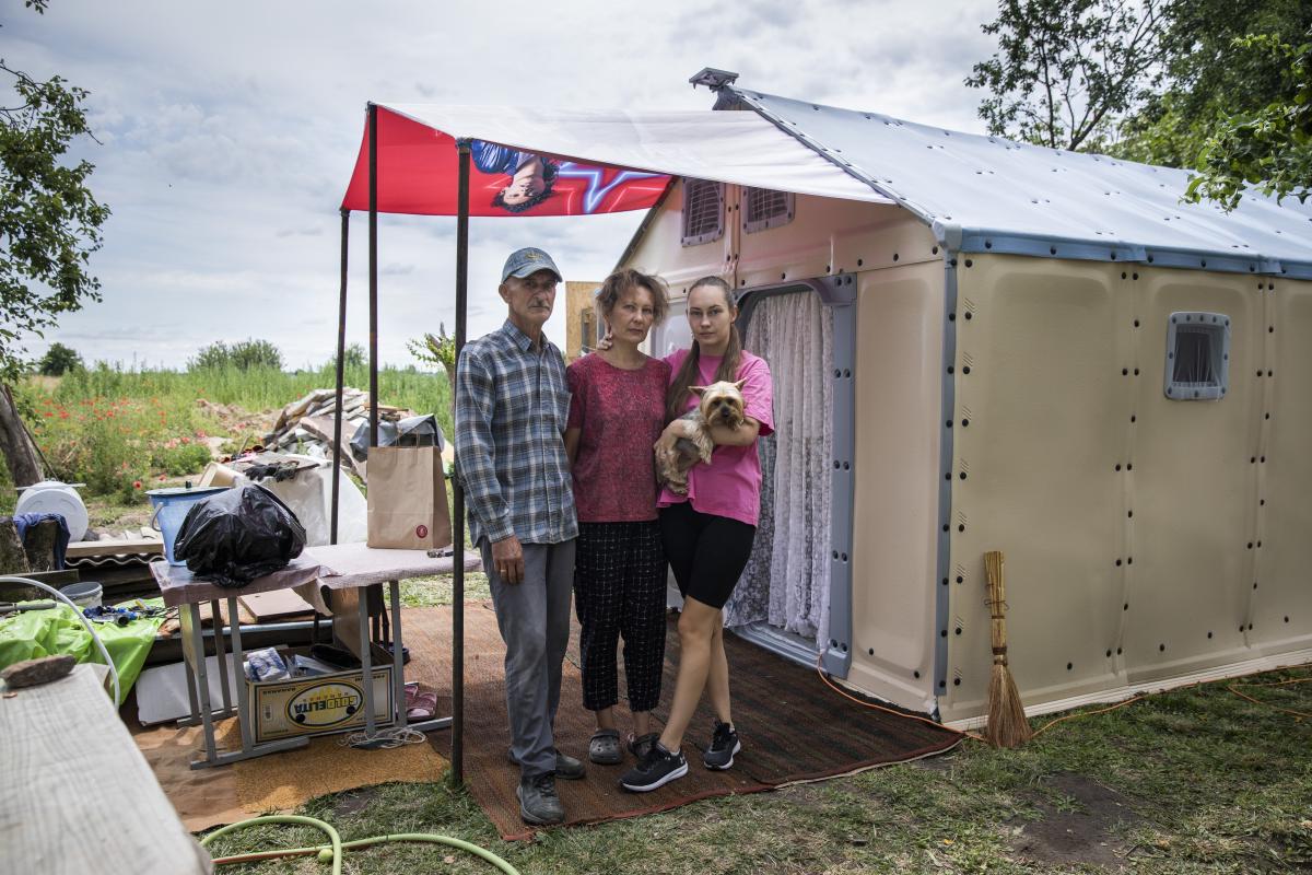 Oksana, Yurii and their daughter live in a UNHCR shelter since their house was hit by missiles.  © UNHCR/Andrew McConnell