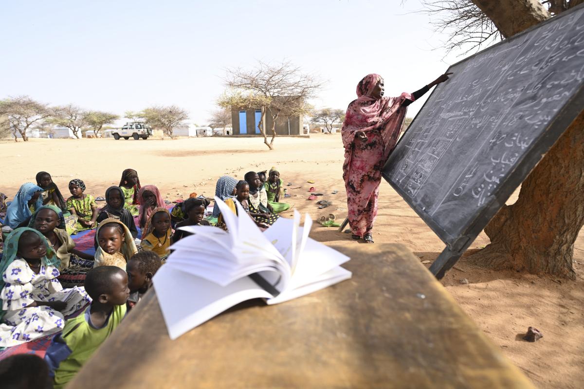 Der Zugang zu einer ununterbrochenen Bildung ist eine Herausforderung für Millionen auf der ganzen Welt. © UNHCR/Colin Delfosse