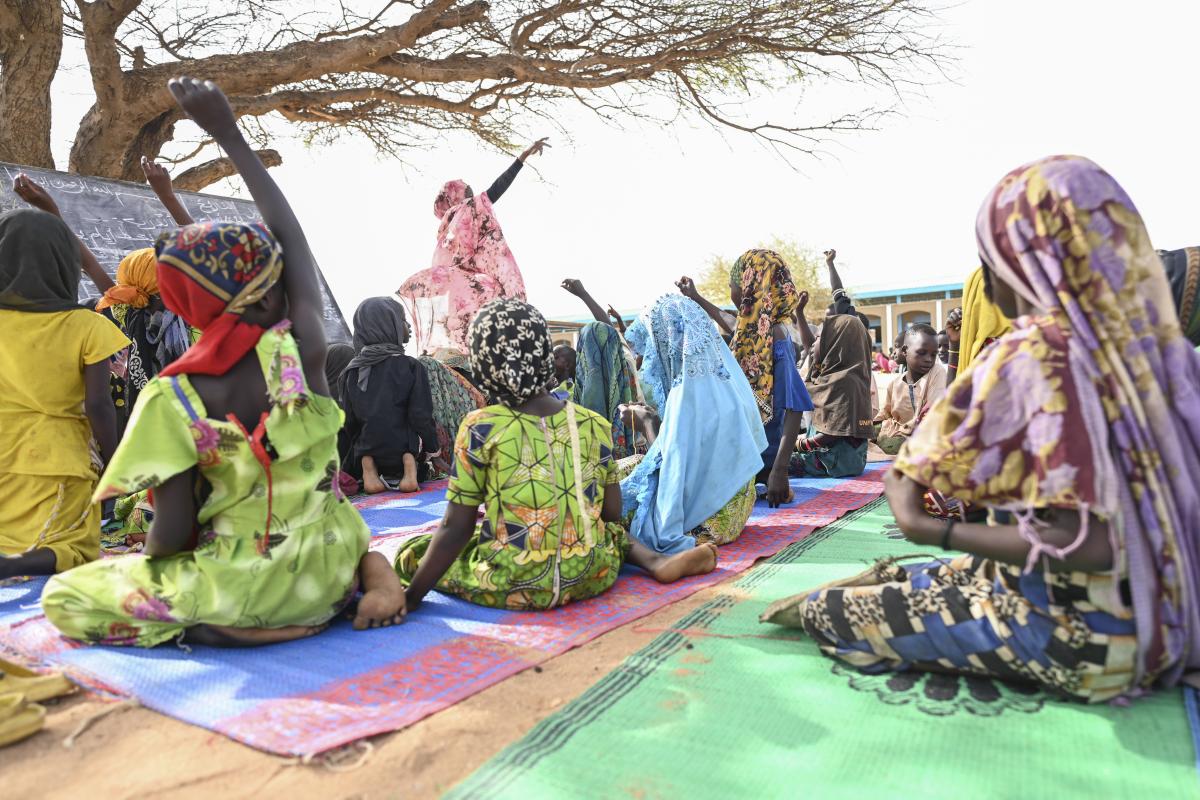 Hassanie Ahmad Hussein ist in den Tschad geflohen. Heute unterrichtet sie im Camp. © UNHCR/Colin Delfosse