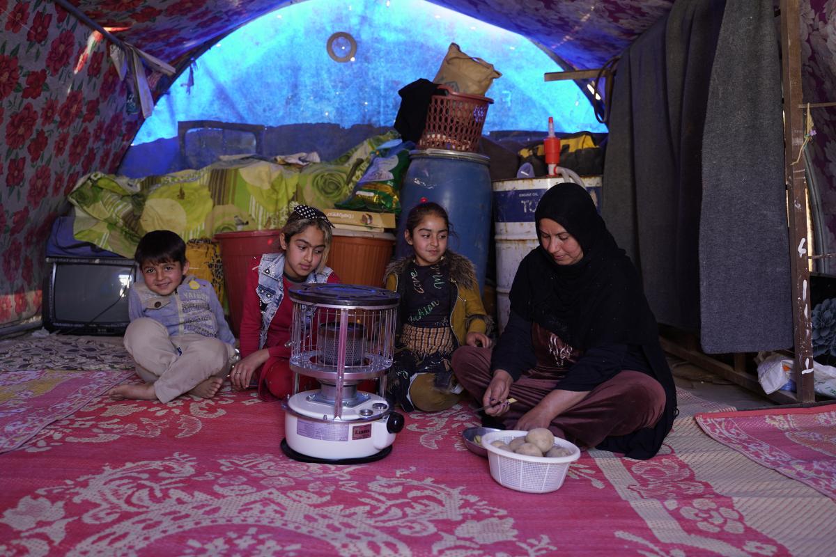 Om Saker et ses trois enfants. © UNHCR/Ahmed Ayad