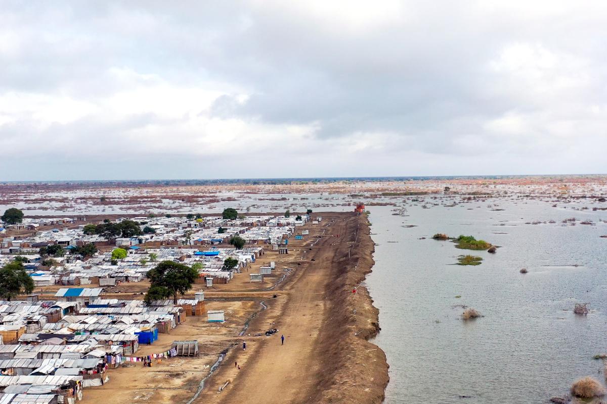 Dikes hold the flood waters back from Bentiu city in Unity State. © UNHCR/Charlotte Hallqvist