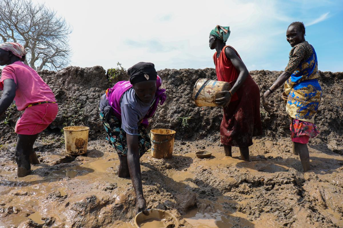 Des femmes nettoient les routes endommagées par les eaux de crue dans la ville de Bentiu. © UNHCR/Charlotte Hallqvist