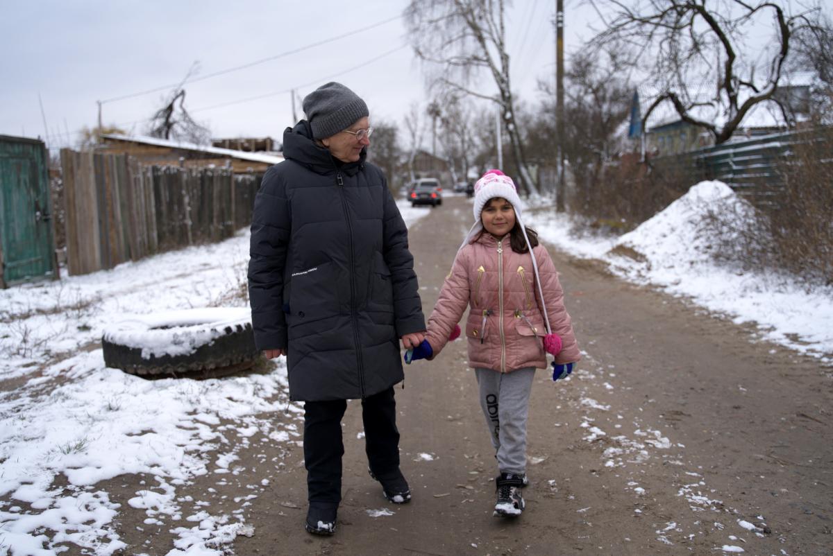 Tamara and her little granddaughter Melania from Chernihiv neighbourhood Bobrovytsia. © UNHCR/Victoria Andrievska