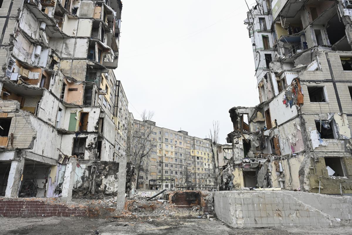 Des immeubles résidentiels détruits dans la ville de Dnipro.  ©UNHCR/Colin Delfosse