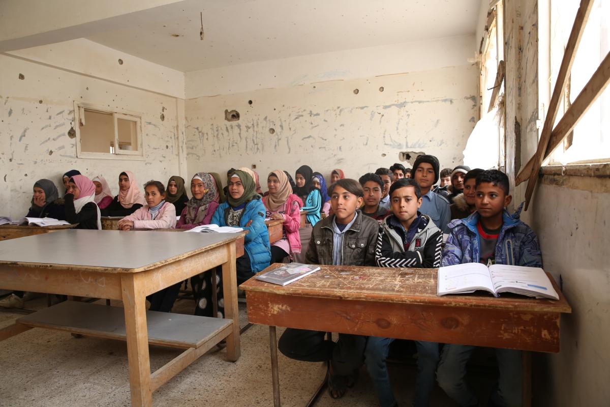 In eastern Syria, a class of formerly displaced children resumes classes in a partially destroyed school. © UNHCR/Vivian Toumeh