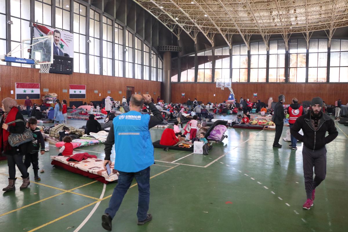 Cette salle de sport accueille des personnes qui ont perdu leur maison près de Lattaquié, en Syrie. © UNCHR