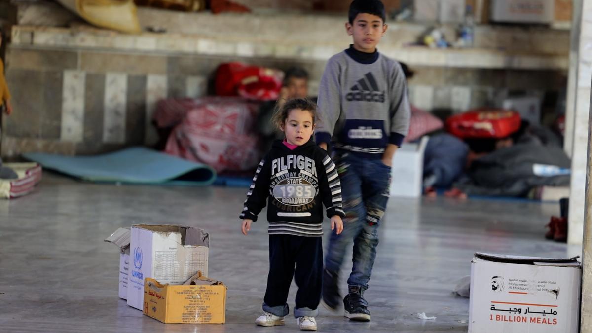 De nombreuses personnes ont dû se réfugier dans des abris collectifs après l'effondrement de leurs maisons. © UNHCR/Saad Sawas