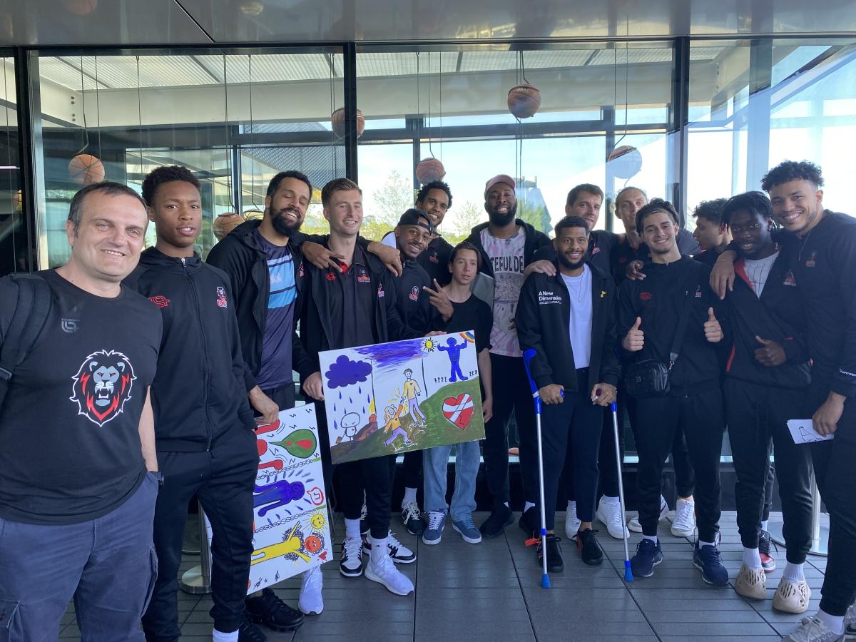 Der Workshop schuf Verbindungen zwischen den Basketballspielern und den jungen Flüchtlingen. © Nora Szanto