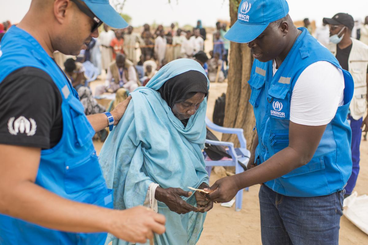 Khadija Mahamat Ali, 72 ans, reçoit un kit du HCR sur le site de Madjigilta au Tchad. ©UNHCR/Colin Delfosse