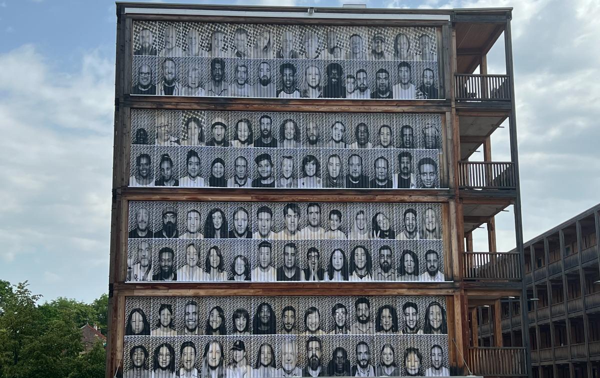 Les portraits de plus de 80 personnes recouvrent maintenant la façade. ©Switzerland for UNHCR
