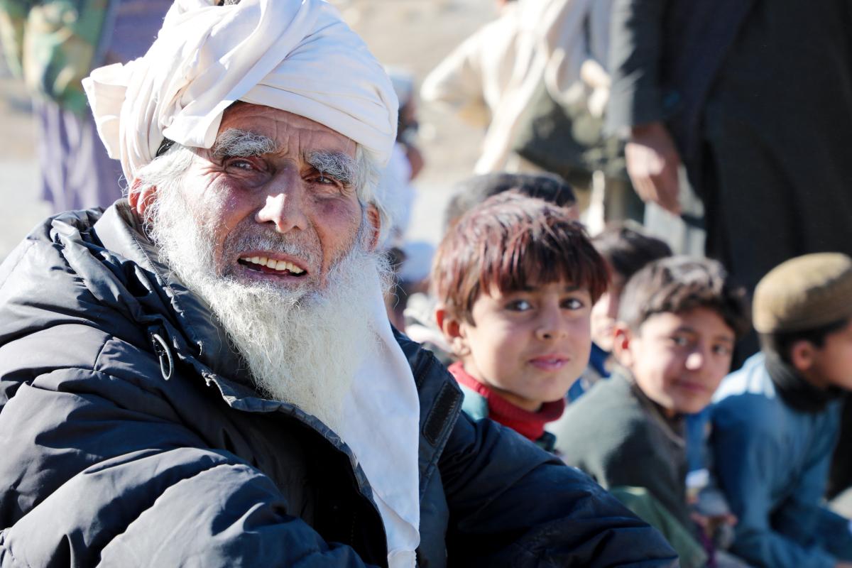 In Warah village of Barmal district, 95 years old Mavis Khan awaits his turn to receive aid from UNHCR. © UNHCR/Chinar Media