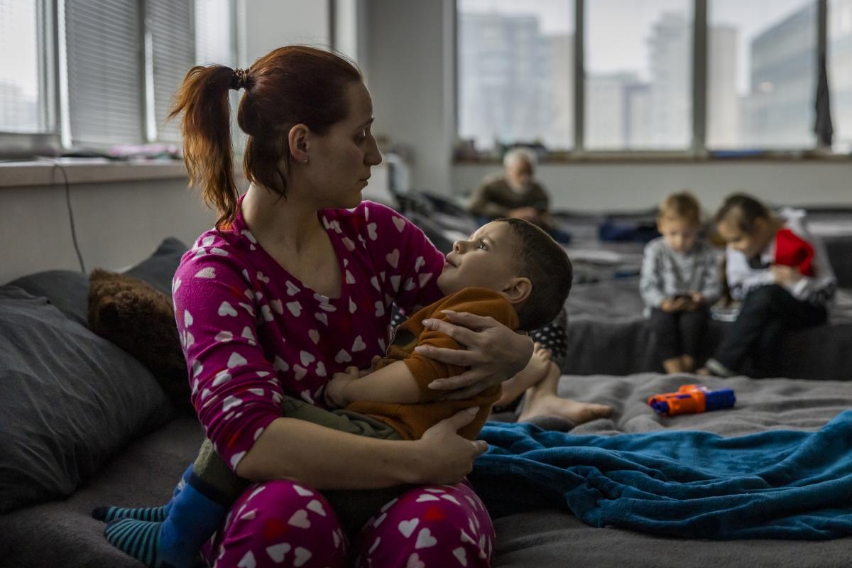 Katerina (40), Flüchtling aus der Ukraine, hält ihren Sohn Arsen (2). © UNHCR/Anna Liminowicz