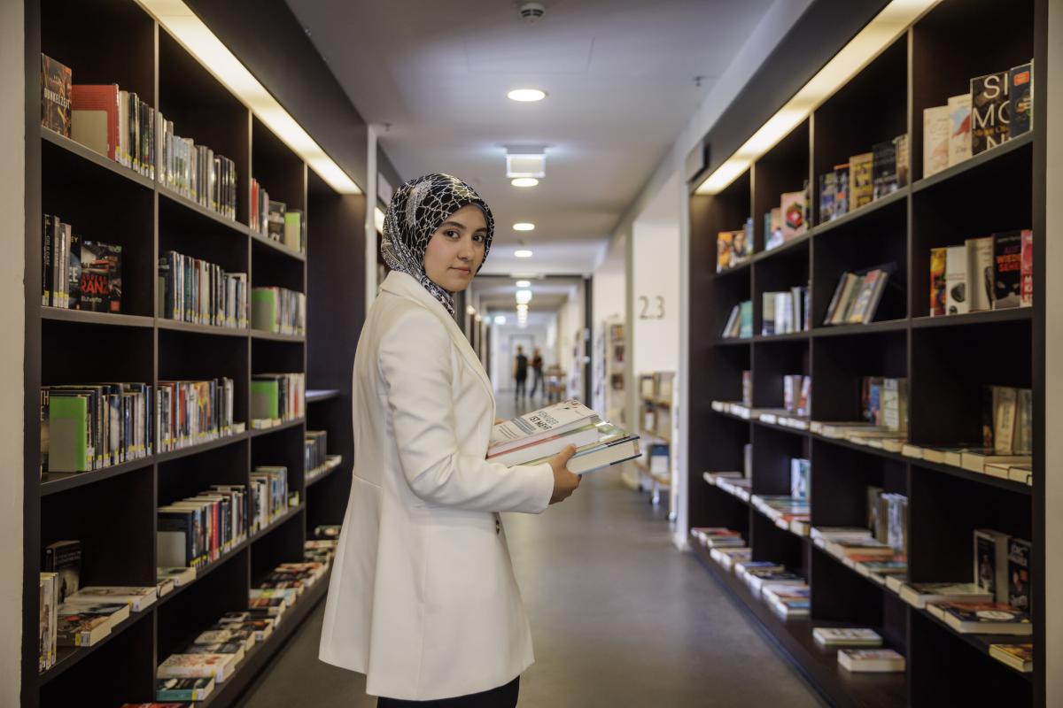 Nilab Akhmad had to overcome many hardships to achieve her dream of becoming a dentist. ©UNHCR/Gordon Welters