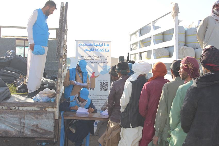 UNHCR distributing tents, blankets and mattresses in the Zinda Jan district. © UNHCR/Samand Ibrahimi