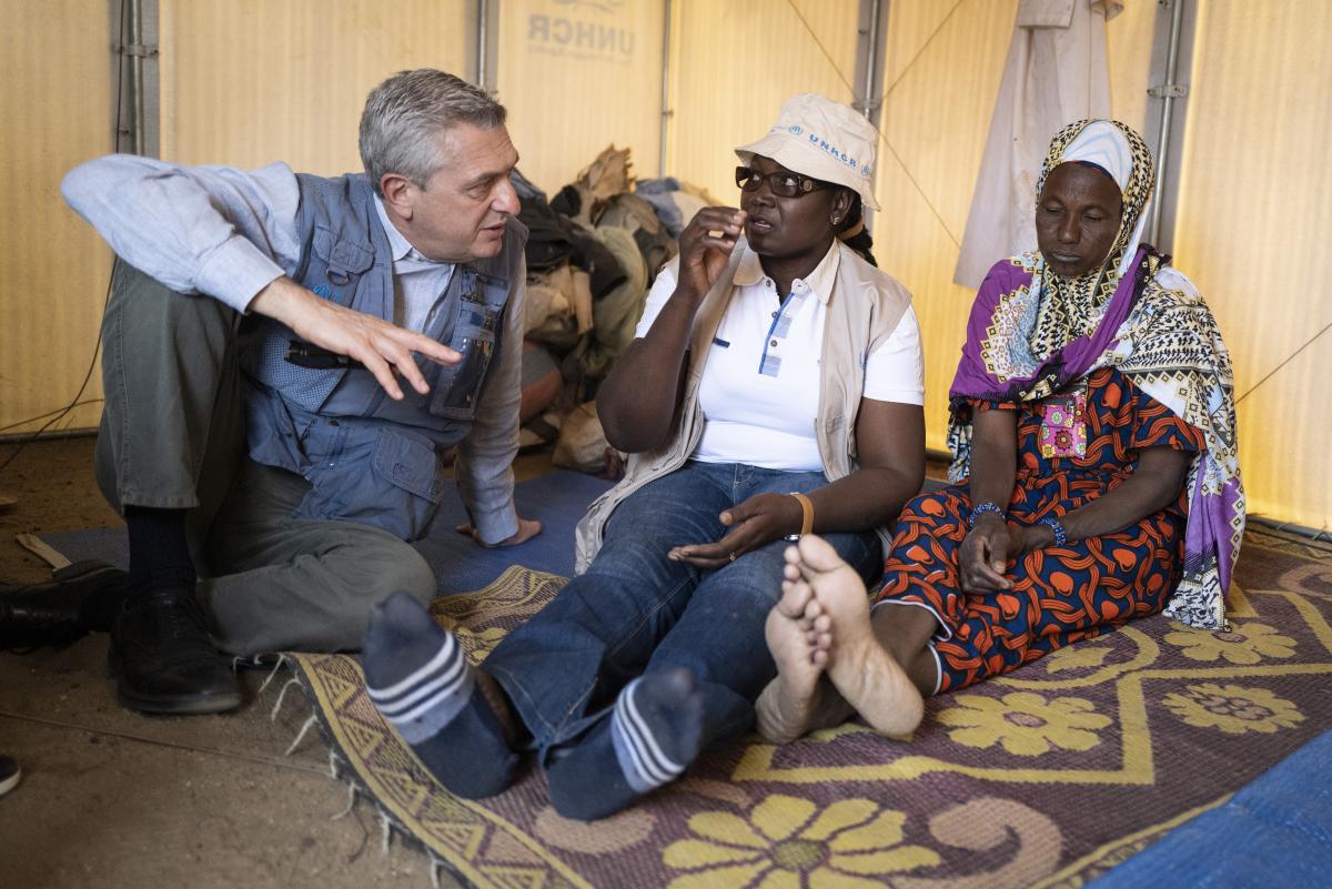 UN High Commissioner for Refugees Filippo Grandi talks to displaced Burkinabe women in Dori. © UNHCR/Sylvain Cherkaoui