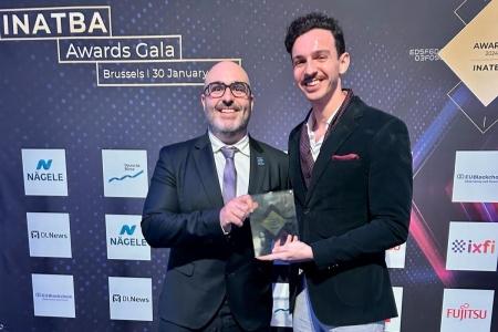 Alvaro Cosi de Switzerland for UNHCR (gauche) et Alexandre Maaza de la Cardano Foundation avec le prix INATBA.