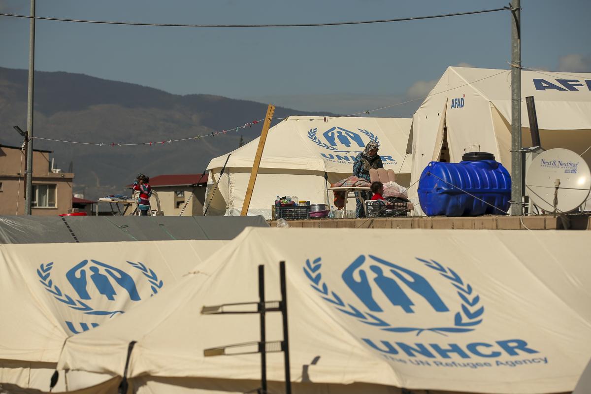 Des tentes servent d'abri aux personnes qui se sont retrouvées sans abri en Türkiye.