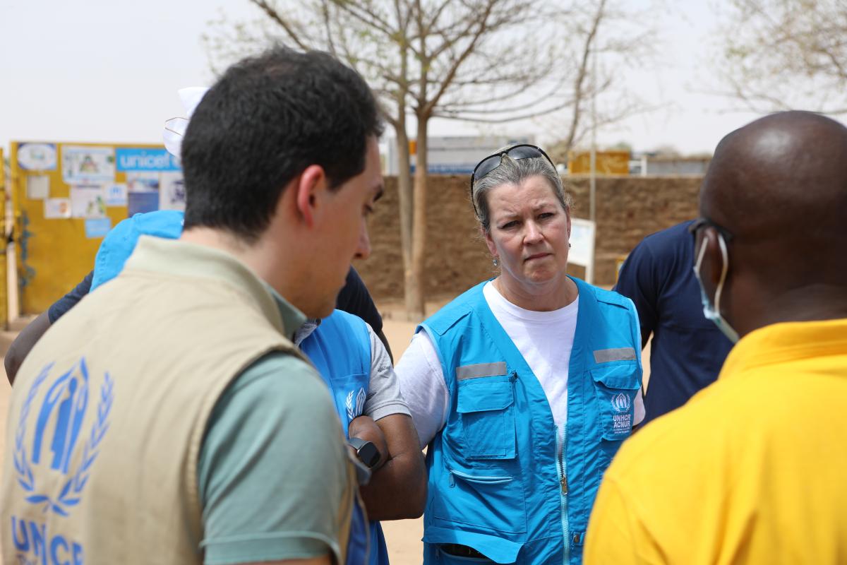 Die stellvertretende UNHCR-Hochkommissarin Kelly T. Clements besuchte Flüchtlinge aus dem Sudan im Tschad.