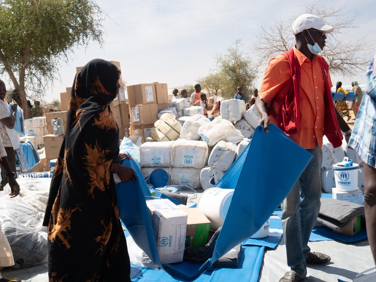 UNHCR stattet Flüchtlinge in einem Lager in Alacha im Tschad mit dem Nötigsten aus.