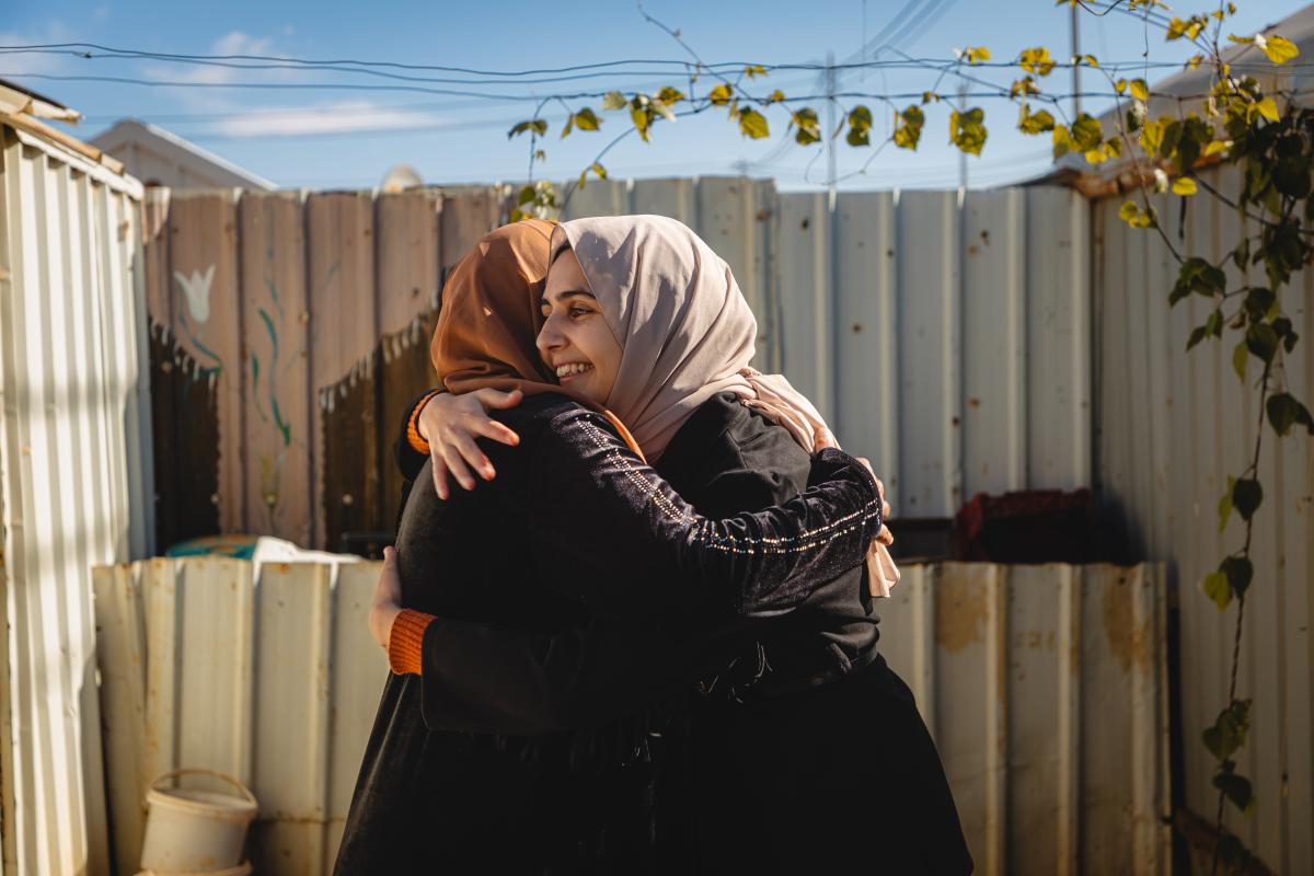 Maysaa a fait beaucoup de sacrifices pour s'assurer que sa fille Rasha puisse continuer ses études. © UNHCR/Shawkat Alharfoush