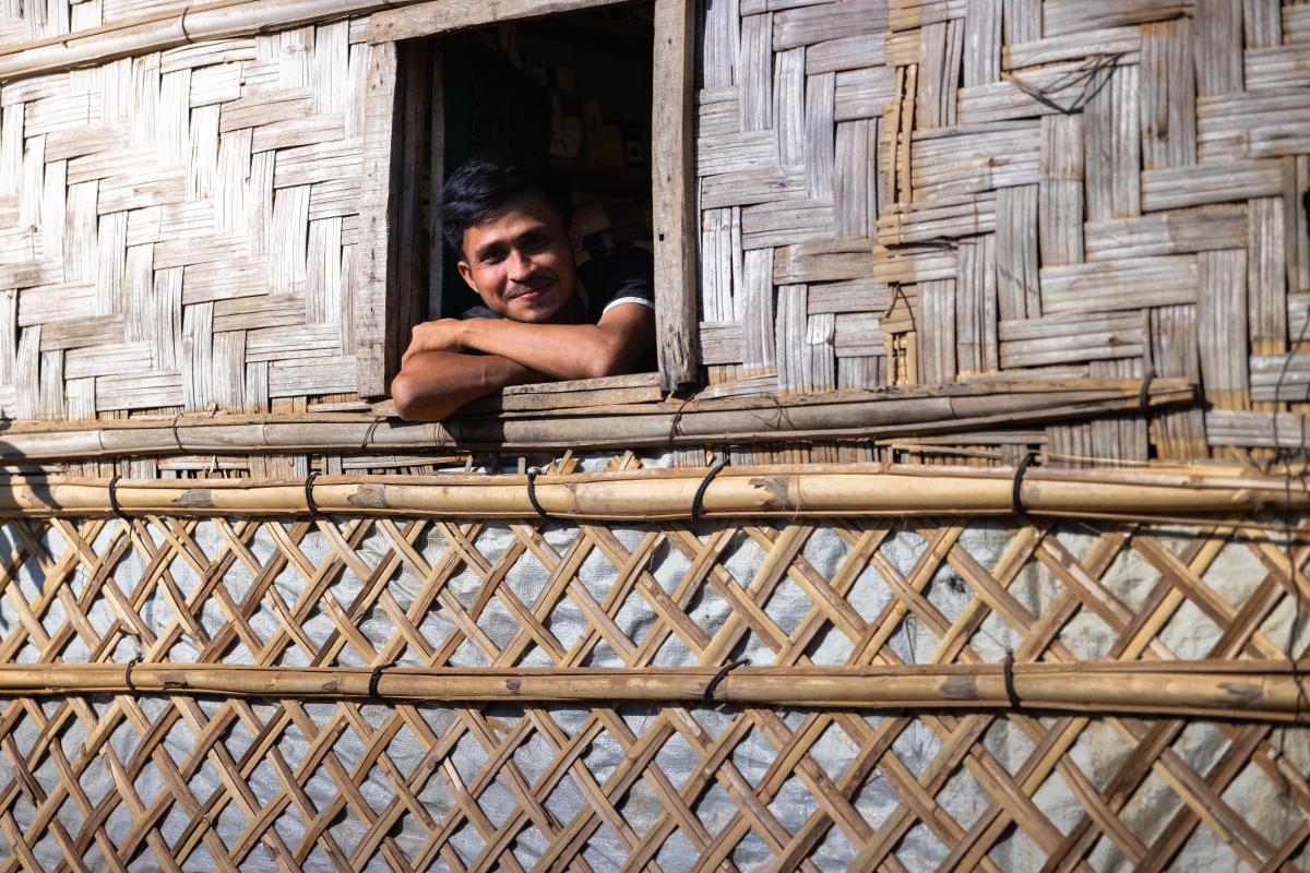 Ein junger Mann blickt aus seiner Unterkunft im Rohingya-Flüchtlingscamp in Bangladesch hinaus. © UNHCR/Shari Nijman