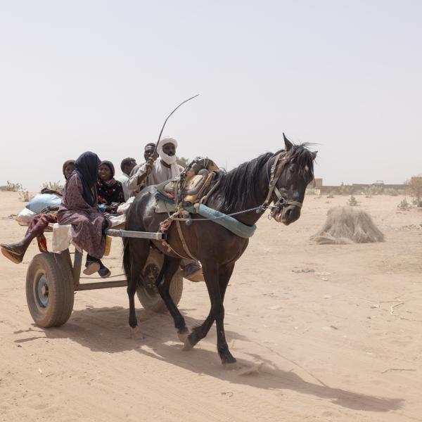 Des réfugiés soudanais se préparent à être transférés vers Dugui, un camp nouvellement construit par le HCR.