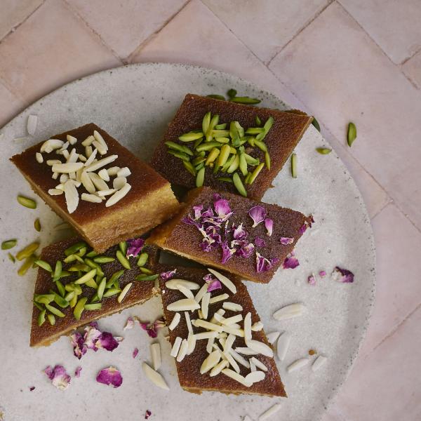 Basboussa, gâteau sucré, dessert syrien fait par une réfugiée syrienne