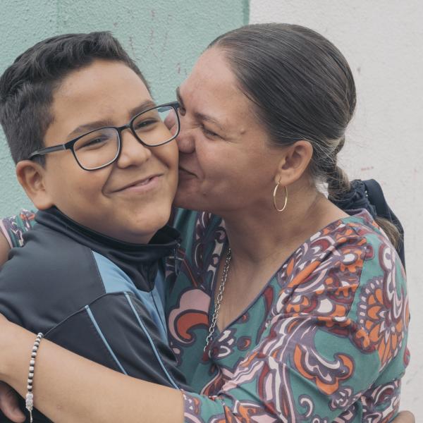 Ilzaoli, geflüchtete Mutter aus Venezuela, begleitet ihren Sohn Gabriel zur Schule in Ecuador.