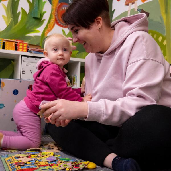 Veronika, geflüchtete Mutter aus der Ukraine, hält ihre Tochter Kira in Budapest im Arm.