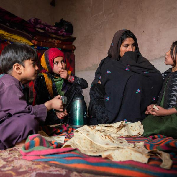 Akhtar, afghanische Mutter auf der Flucht, mit ihren Kindern in ihrer Unterkunft in Herat.